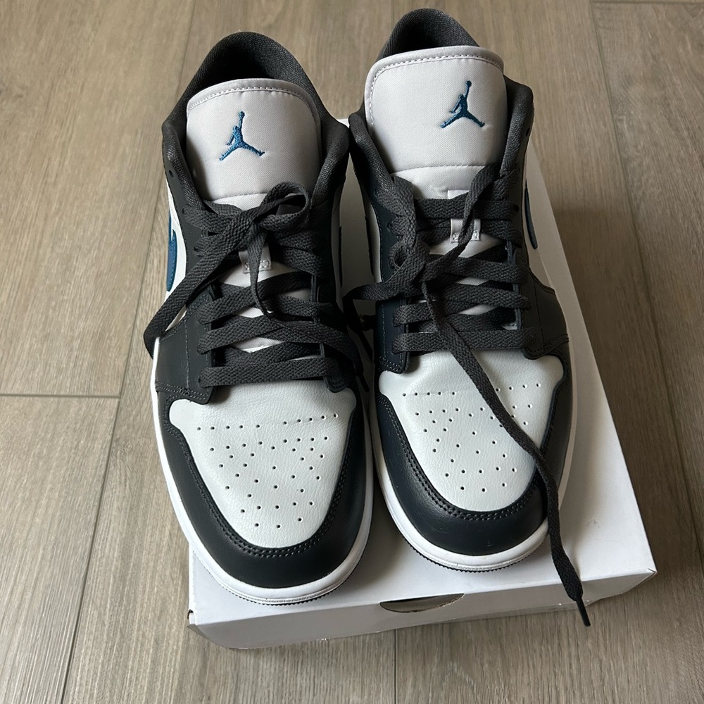 Jordan Men's Black, White, and Blue Sneakers